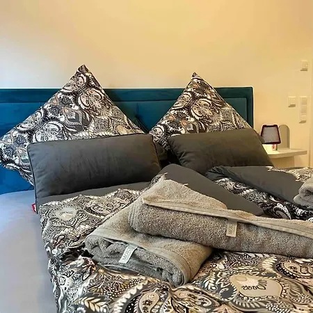 4younic Glonn1 * Boxspring * Jacuzzi * Netflix*65“ *